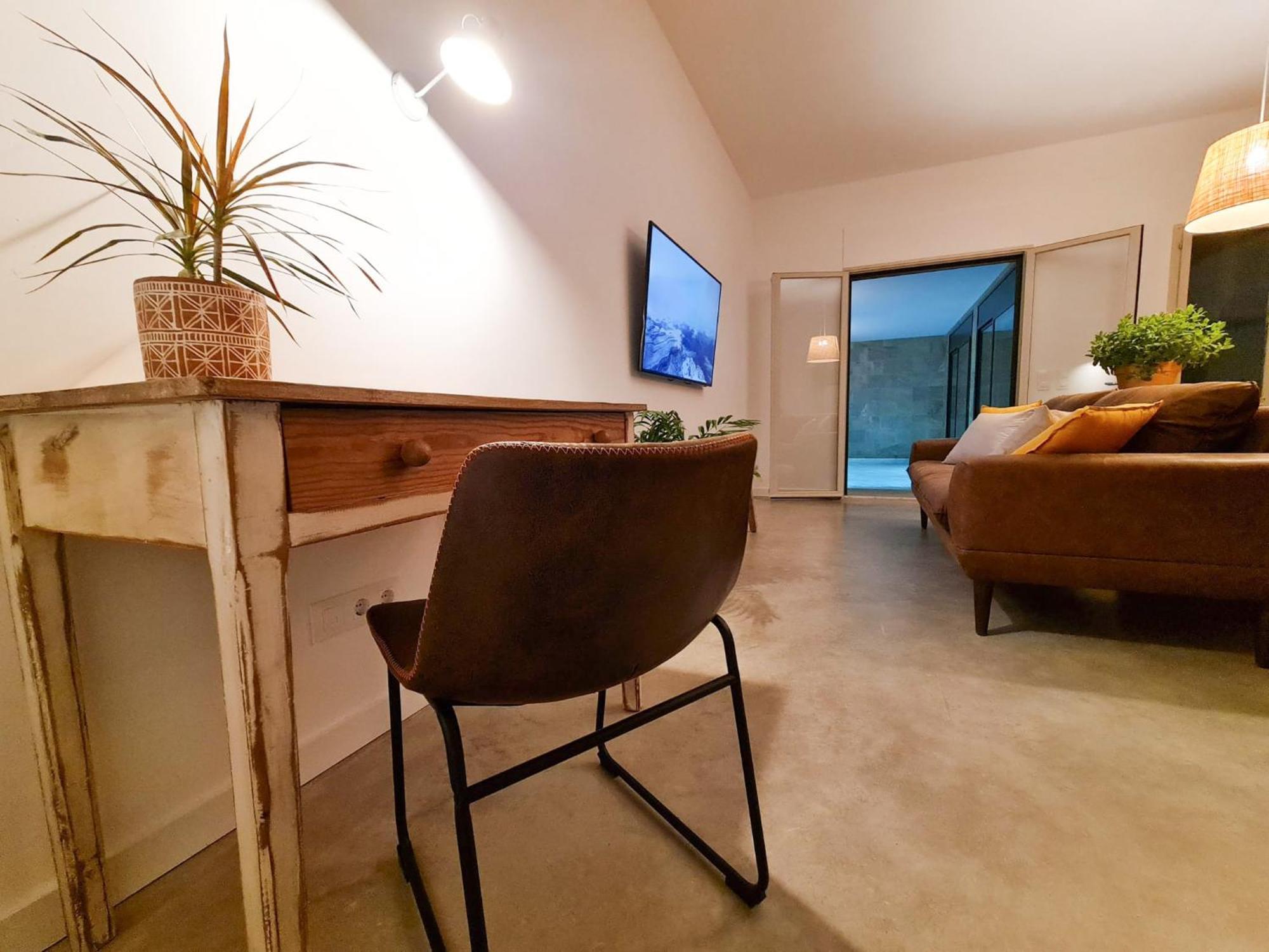 피게레스 Loft Con Piscina Climatizada De Agua Salada Y Parking En El Centro De Figueres 아파트 외부 사진
