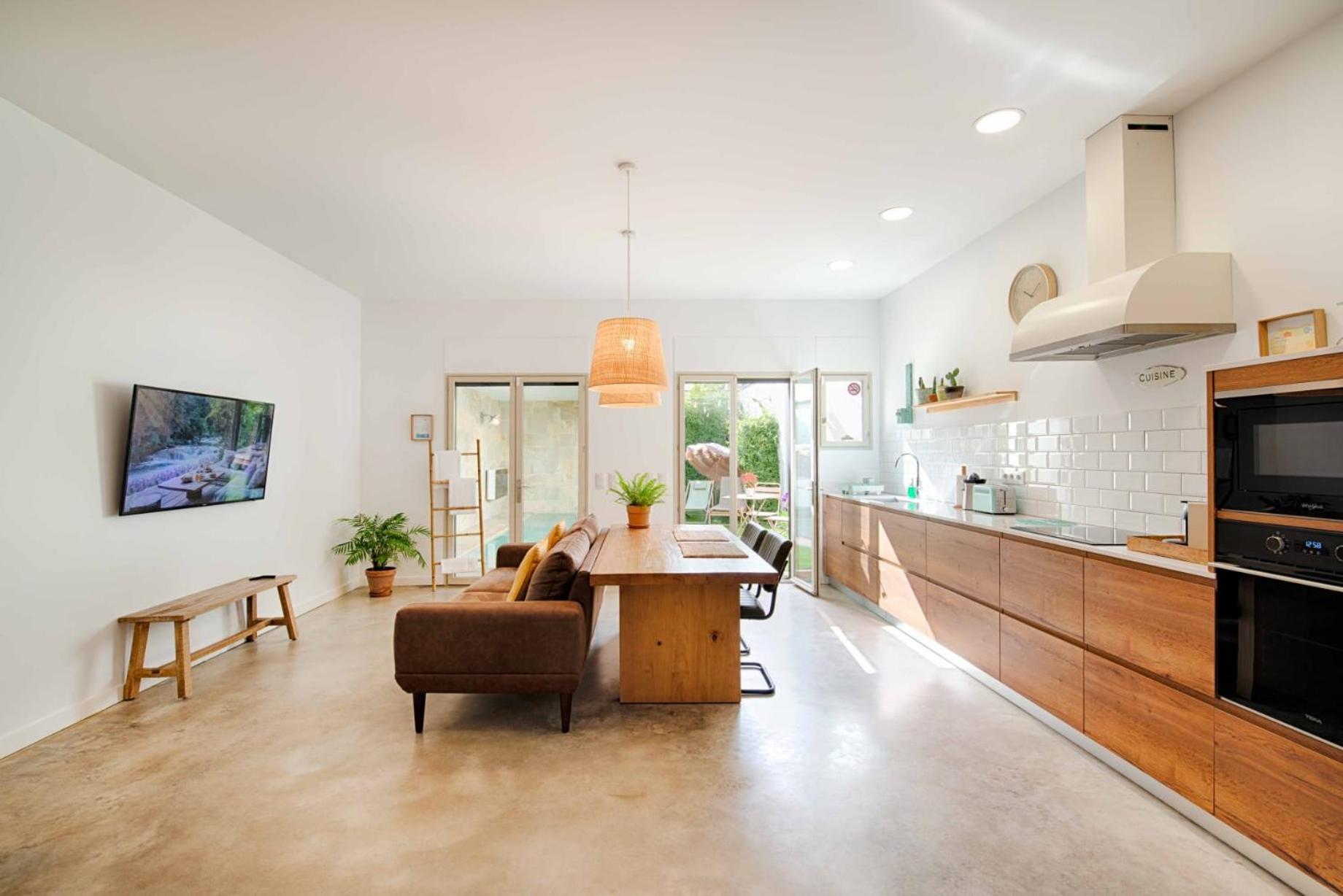 피게레스 Loft Con Piscina Climatizada De Agua Salada Y Parking En El Centro De Figueres 아파트 외부 사진