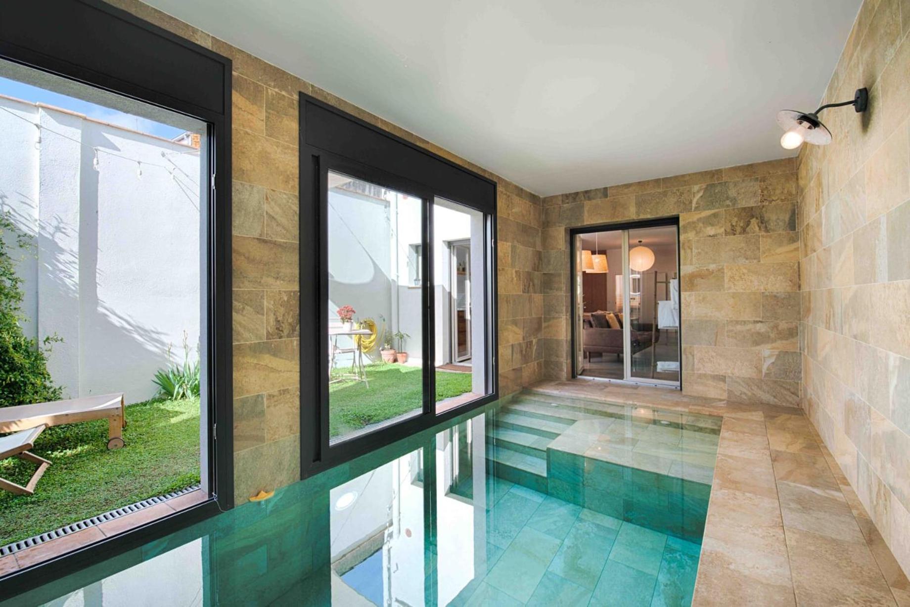 피게레스 Loft Con Piscina Climatizada De Agua Salada Y Parking En El Centro De Figueres 아파트 외부 사진