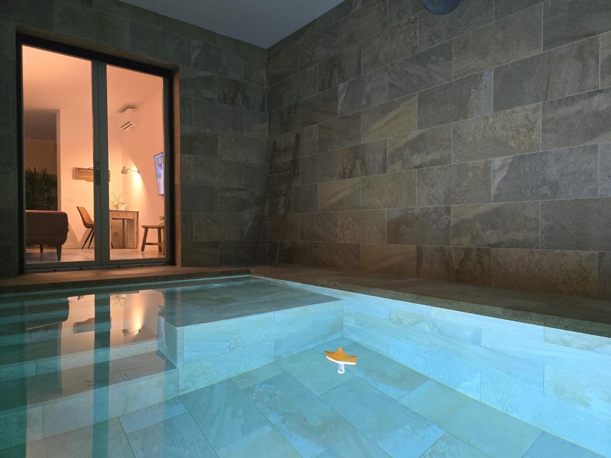 피게레스 Loft Con Piscina Climatizada De Agua Salada Y Parking En El Centro De Figueres 아파트 외부 사진